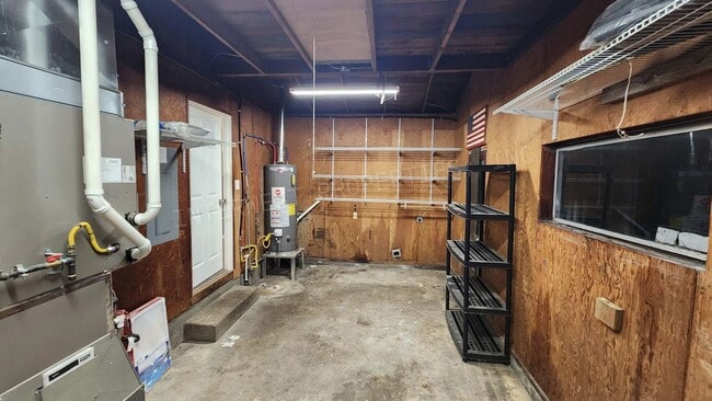 Building Photo - Remodeled 3 bedroom Ranch Style Milwaukie Home With SS Appliances, Fenced Backyard, Washer/Dryer ...