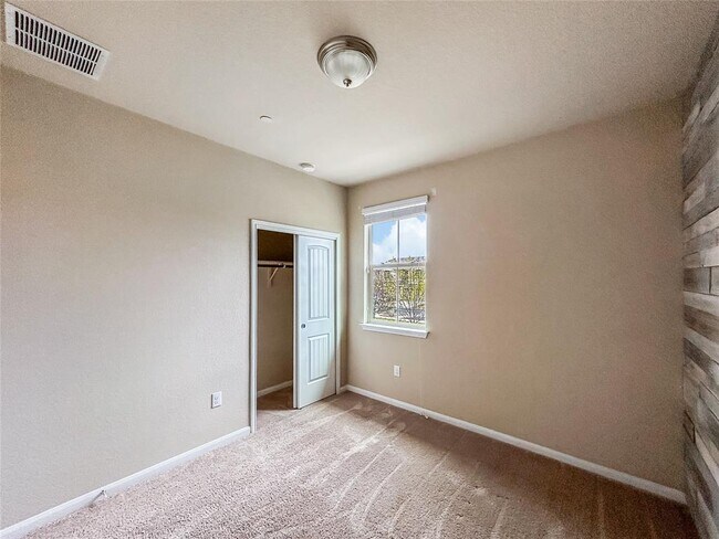 Building Photo - 2880 Donnell Dr