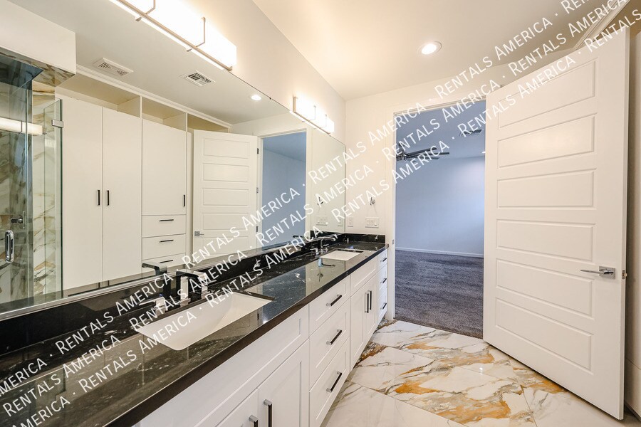 Building Photo - 347 E La Mirada Dr