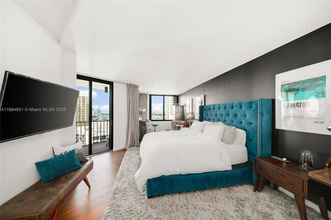 Building Photo - 520 Brickell Key Dr