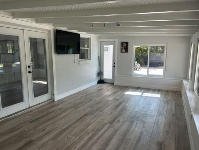 Building Photo - Beautiful 2/2 with dock and boat access