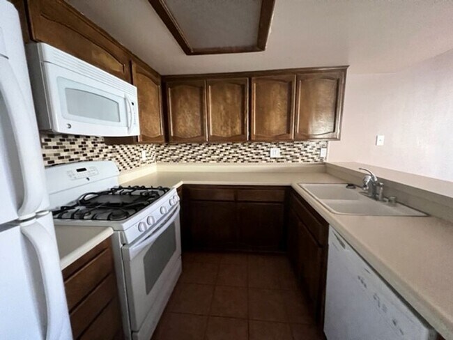 Building Photo - 1 Br Condo on lower level! Gated community