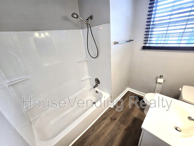 Building Photo - 812 Brewster Rd