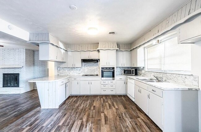 Building Photo - 5426 43rd St