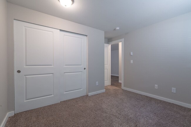 Building Photo - Bottom Floor One Bedroom! Washer and Dryer Hookups! $1000 Your First Full Month!