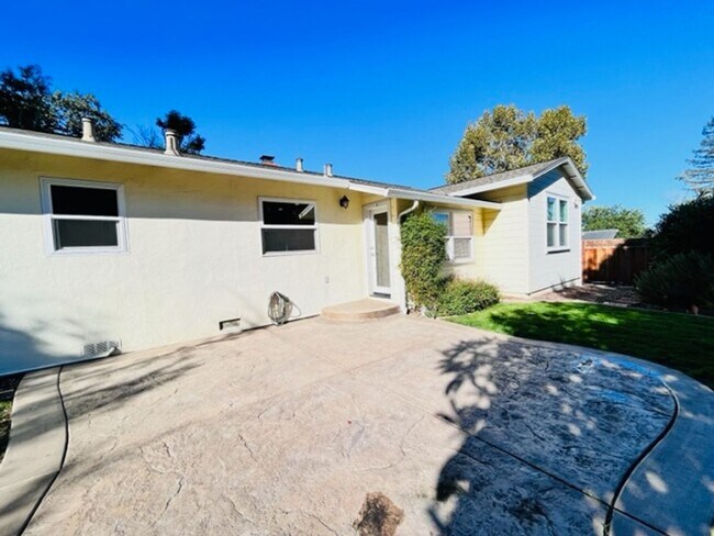 Building Photo - Charming and Move-in Ready 3BD/2BA, Single...