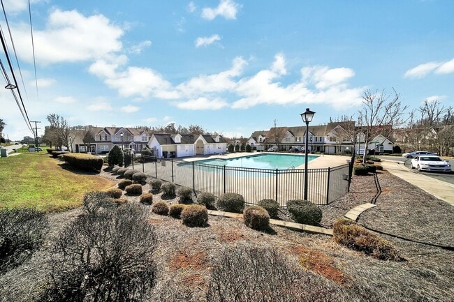 Building Photo - Lovely Two Bedroom Townhome With Bonus and...