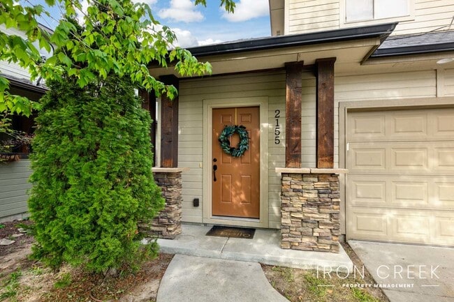 Building Photo - AVAILABLE JUNE 16