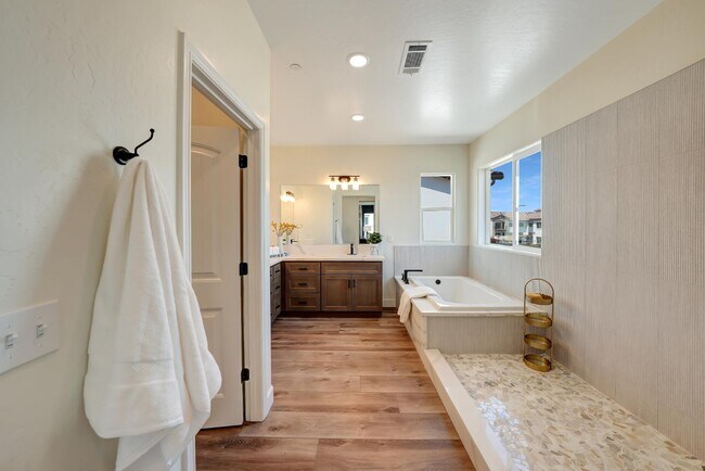 Building Photo - 2133 W Cardinal Ave