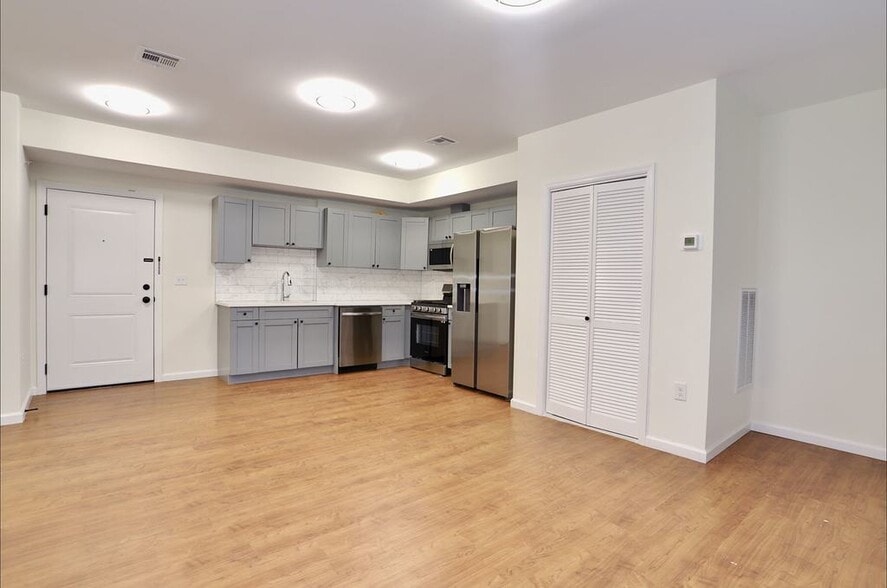 Open kitchen - 143 Zabriskie St