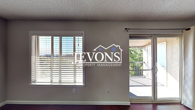 Building Photo - Charming top-floor condo with fully equipp...