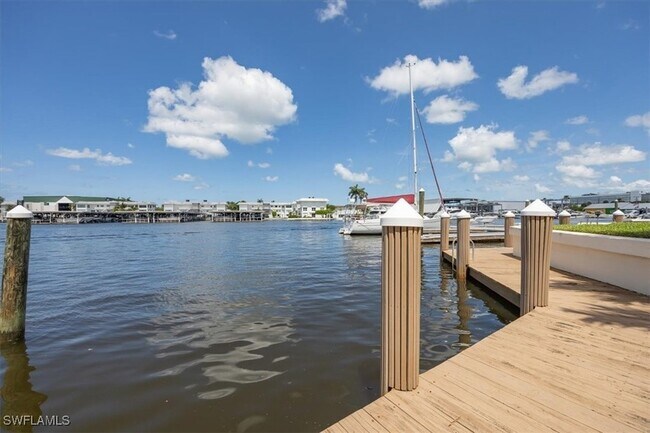 Building Photo - 800 River Point Dr
