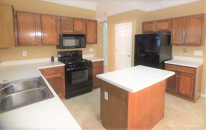 Building Photo - 2213 McQuiston Dr