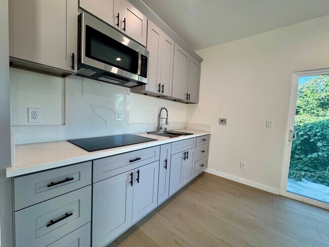 Building Photo - 147 E 59th St