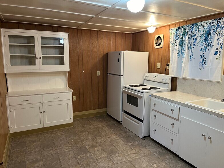 Kitchen - 49 Linoberg St