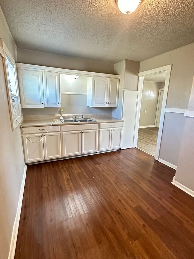 Building Photo - NOW AVAILABLE - 3 Bedroom Home + Fenced Ba...