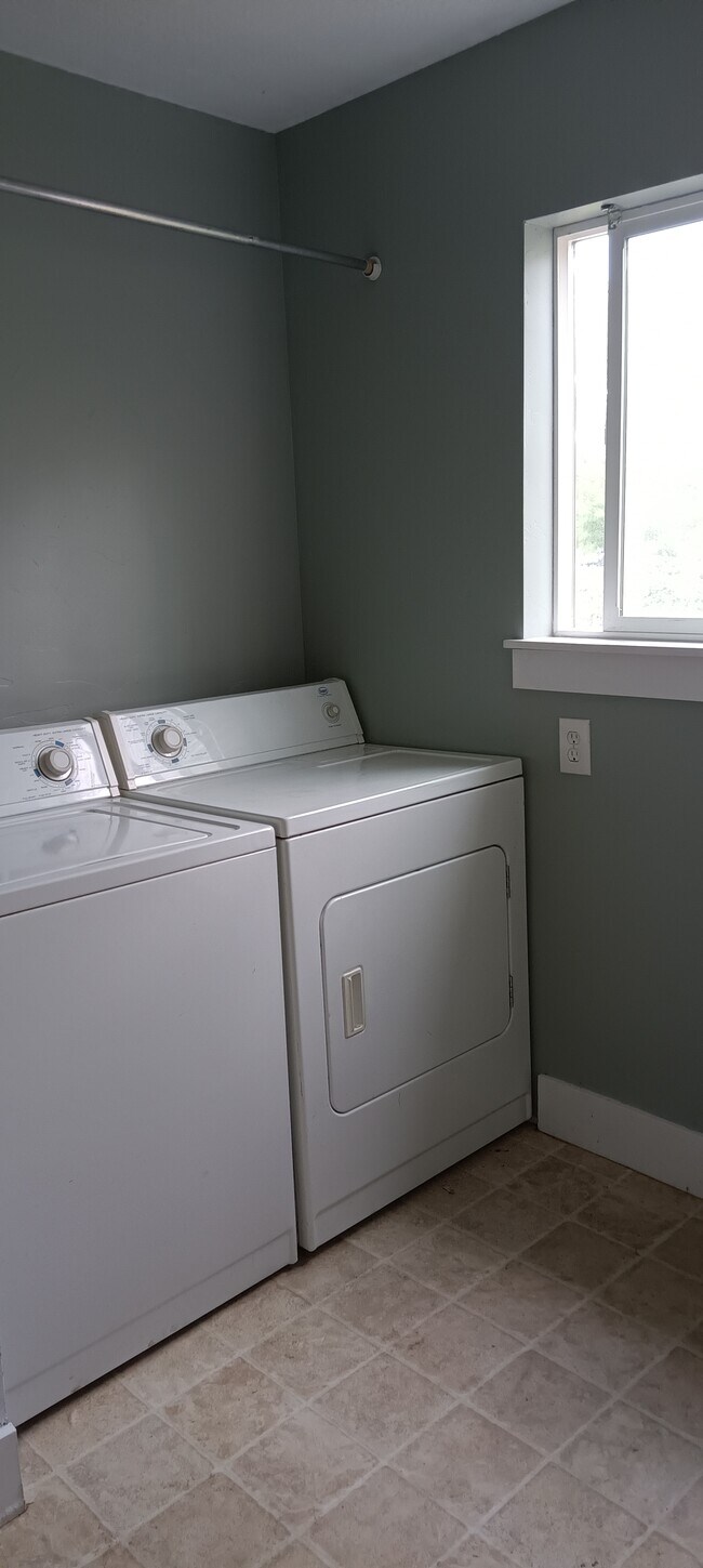 Building Photo - 1695 W Targee St