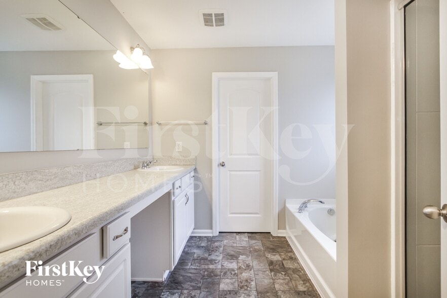 Building Photo - 5776 Bluff View Ln
