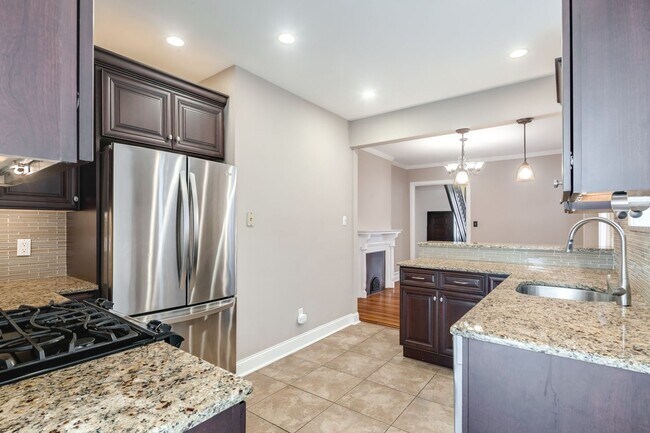Building Photo - Three Bed Fairmount Townhome