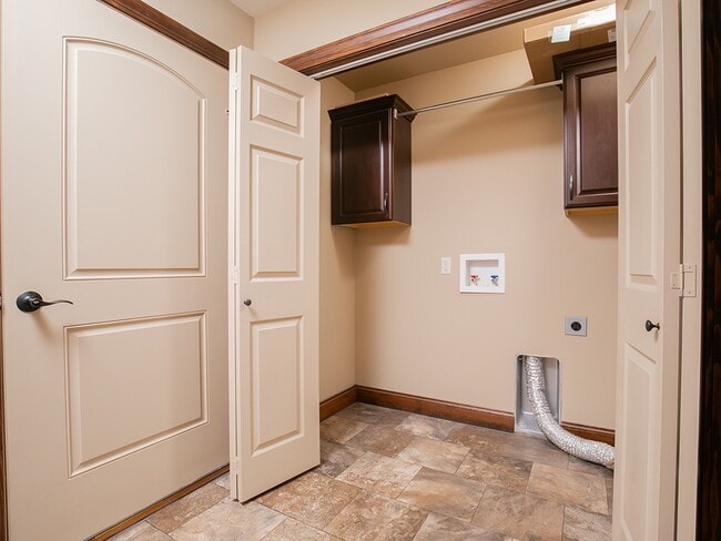 Building Photo - 1745 Golf Dr