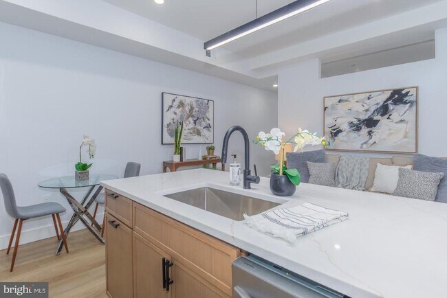 Building Photo - 1012 17th Pl NE