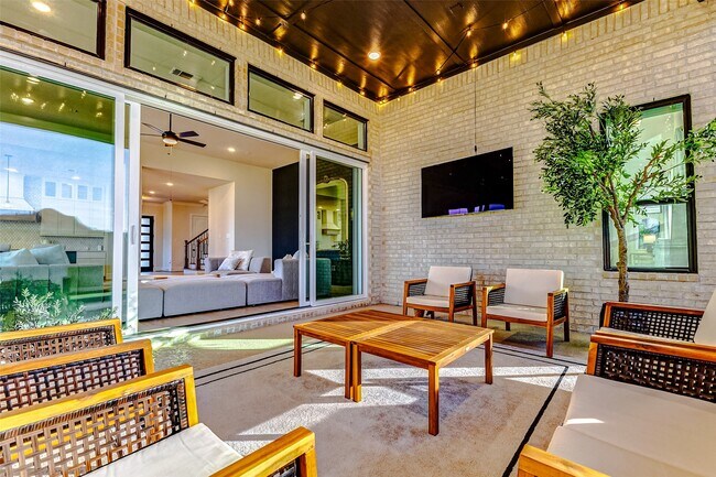 Building Photo - 7606 Redwoods Frst Dr