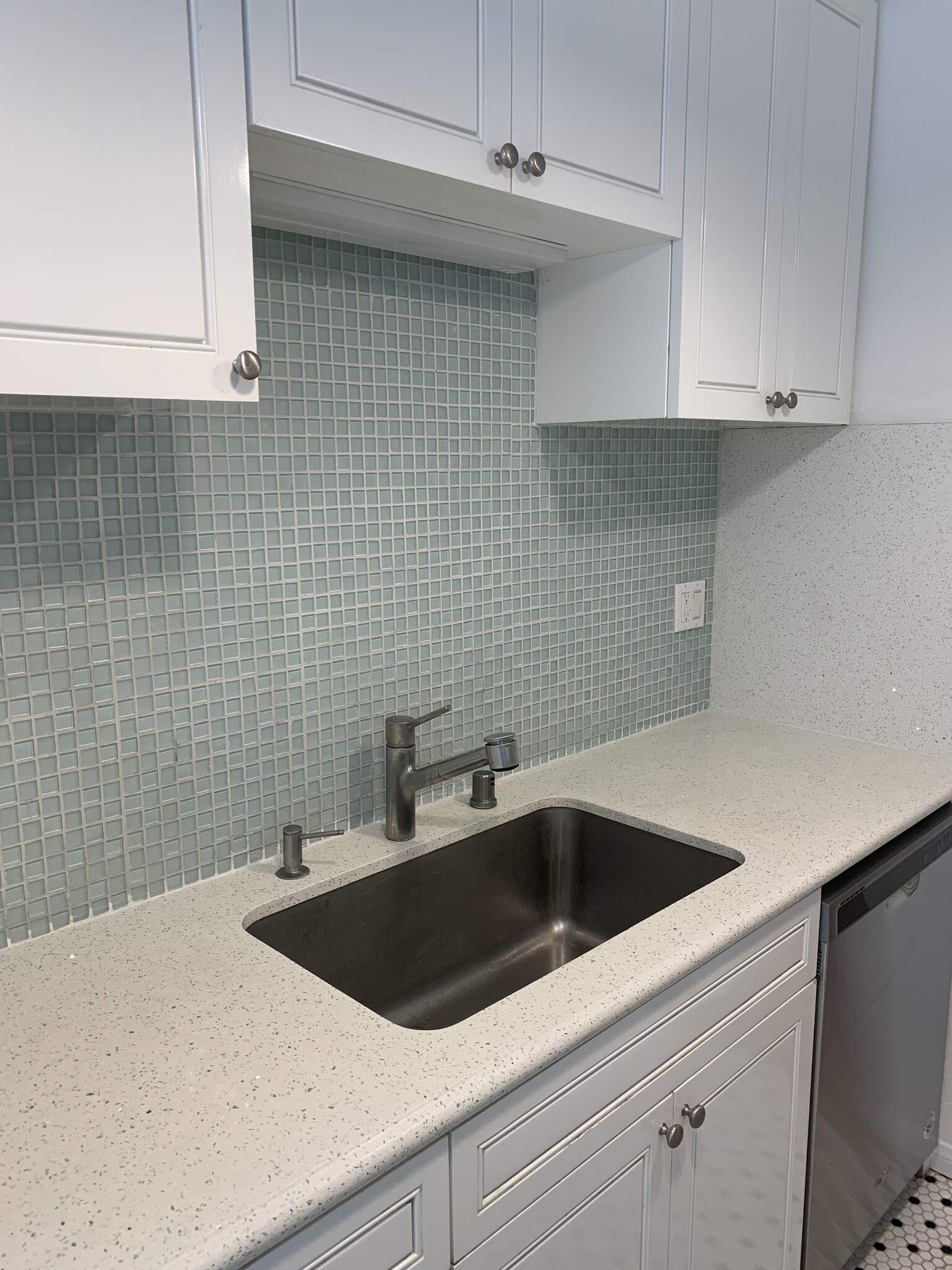 Building Photo - 802 N Sweetzer Ave