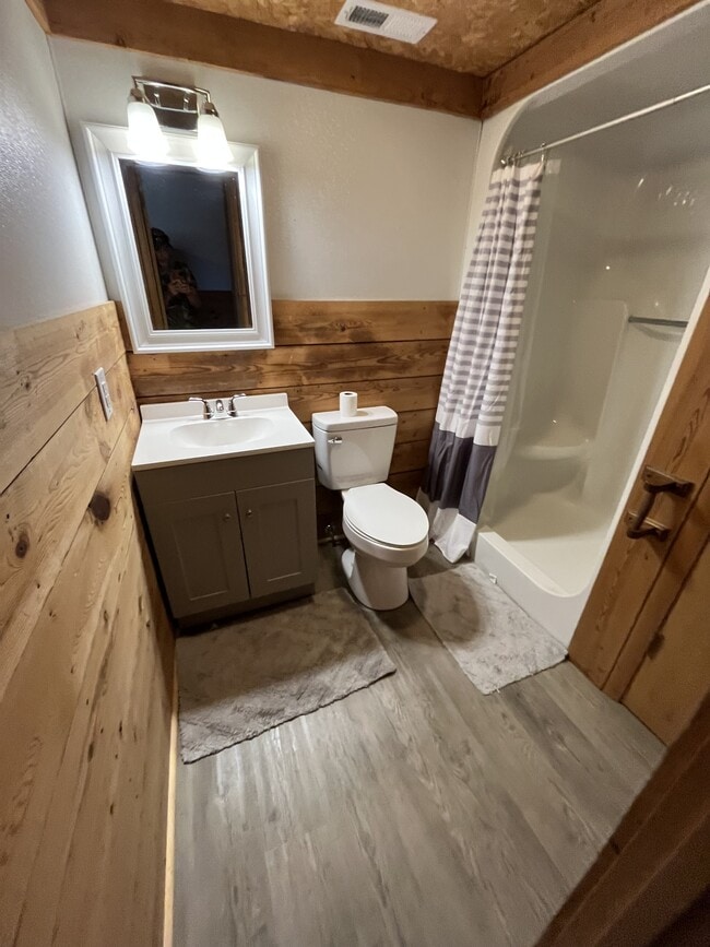 Building Photo - 214 Oak St SW