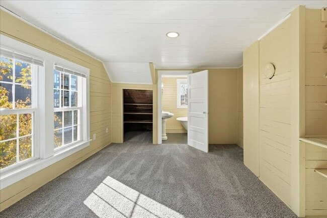 Building Photo - Charming Updated Home in SE Portland!
