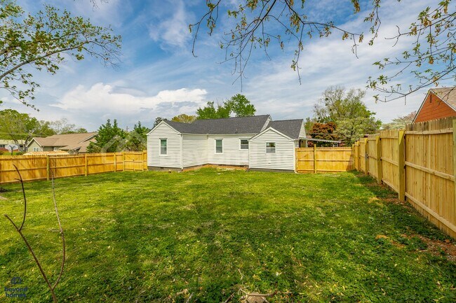 Building Photo - Beautiful and Newly Renovated 3 bedroom / ...