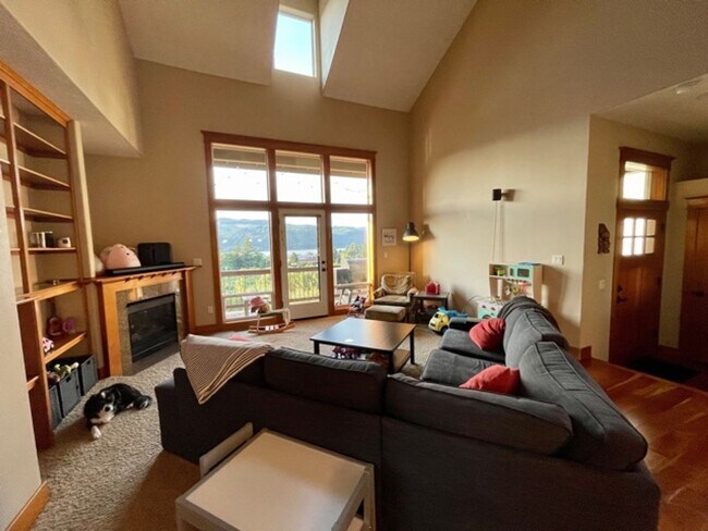 Building Photo - Application Pending - 4 Bedroom Home For R...