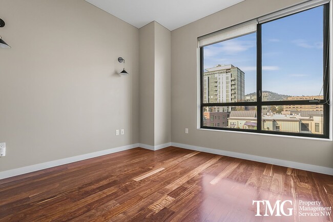 Building Photo - Gorgeous 1br/1.5ba condo + bonus room and ...