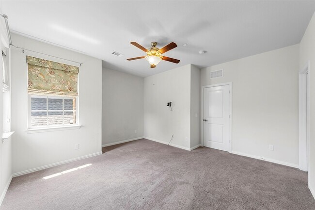 Building Photo - 4829 Bayview Dr
