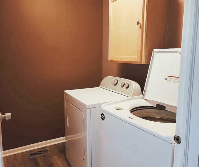 Building Photo - 1157 Goldfinch Ave
