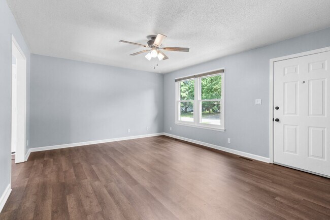 Building Photo - Newly renovated three bedroom home for ren...