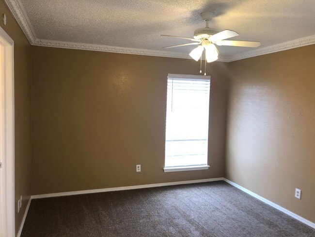 Building Photo - 3 bedrooms, 2 baths with a 2 car garage for rent near NE 10th between Midwest Blvd and Douglas Bl...