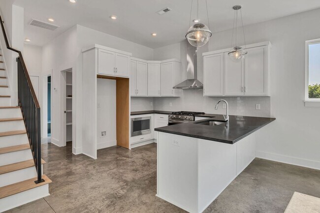 Building Photo - 5917 Robertson Ave