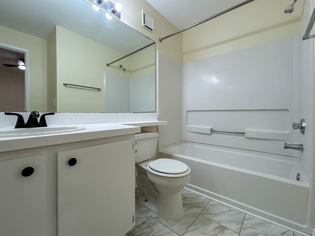 Building Photo - Beautiful Room for Rent in a 4/4 Unit - University Terrace West 511-A