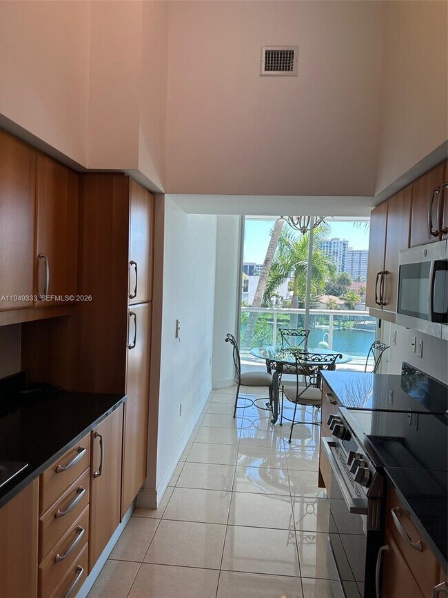 Building Photo - 16500 Collins Ave