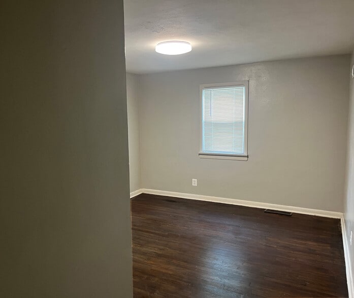 Room B - 7558 Woodland Ave