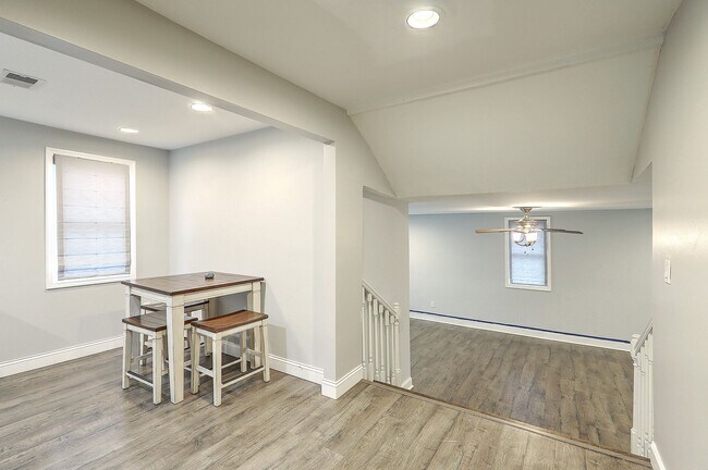 Building Photo - Renovated Home in the Heart of West Ashley!