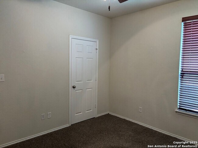 Building Photo - Welcome to this spacious 4 bedroom, 2 bathroom home located in Selma, TX.