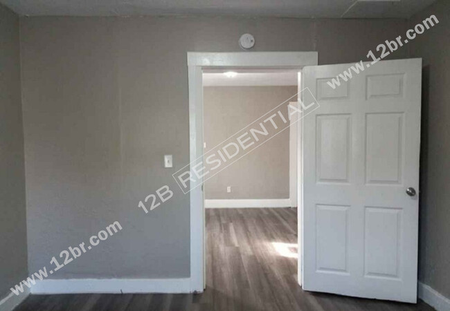 Building Photo - 2-Bed 1-Bath Lower Apartment in East Toledo