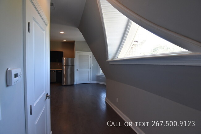 Building Photo - Lovely top floor 1BR unit with the vie of ...