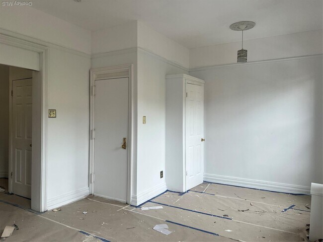 Building Photo - 102 Kingston Ave