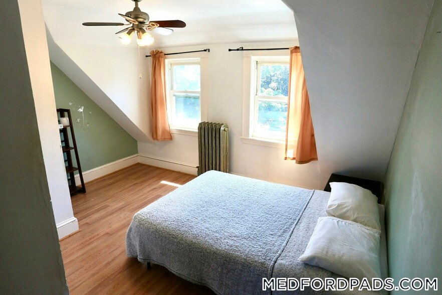 Building Photo - 124 Forest St