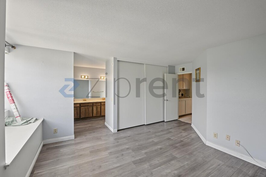 Building Photo - Unit