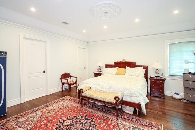 Building Photo - 10 Woodbourne Rd