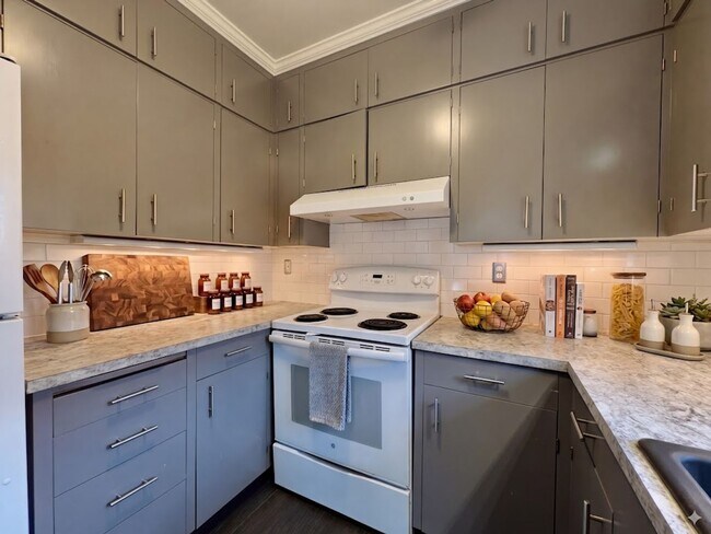 Building Photo - Spacious 2 Bedroom 1 Bathroom Unit Located in a Great Area Just a Few Blocks From The Hawthorne D...