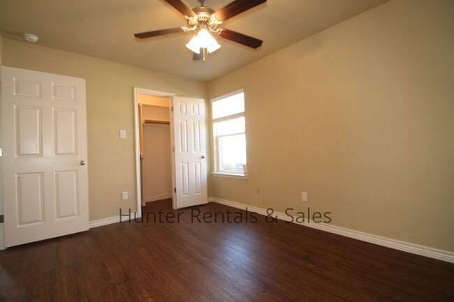 Building Photo - Spacious Duplex!